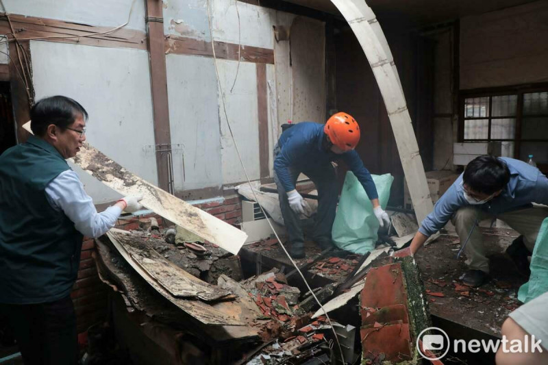 台南市社會局啟動「災後志工媒合機制」，號召志工投入服務，協助受影響家戶清掃環境、台南市長黃偉哲與社會局長郭乃文也赴現場慰問居民，並向辛勤付出的志工表達感謝，同時挽袖動手幫忙清除廢棄物。   圖：台南市政府提供