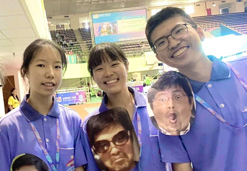 獲環境學科第一名的雄中同學,上台領獎時特地在衣服上貼著指導老師的大頭照。 圖:高雄市教育局/提供