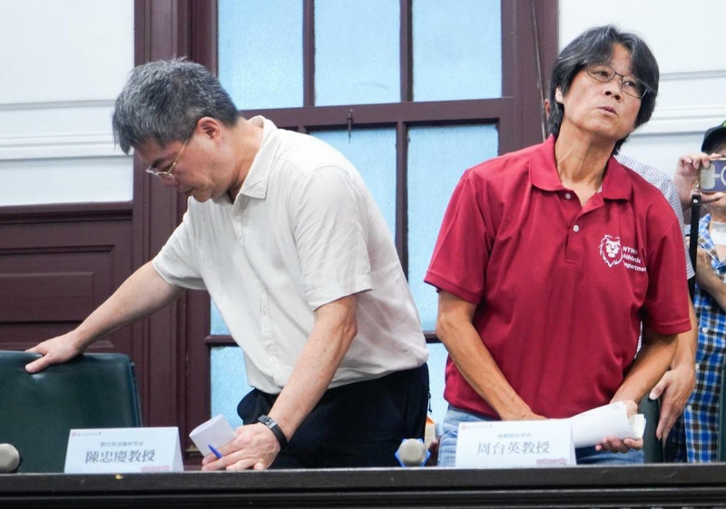 台師大體育與運動科學系教授陳忠慶(左)、運動競技系教授周台英(右)。 圖:張良一 攝影