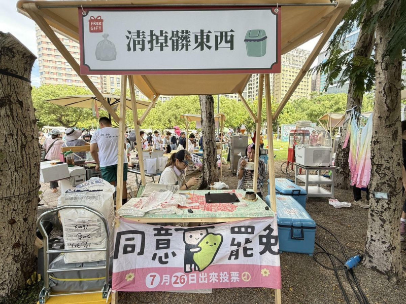 罷團在會場設置藍白拖垃圾桶。    圖：罷團提供