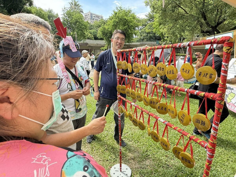 活動會場設有敲敲鑼大成功，讓民眾敲被罷立委的小鑼。   圖：罷團提供