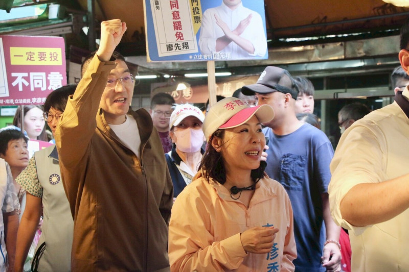 謝國樑首度幫李彥秀掃街。   圖取自李彥秀臉書