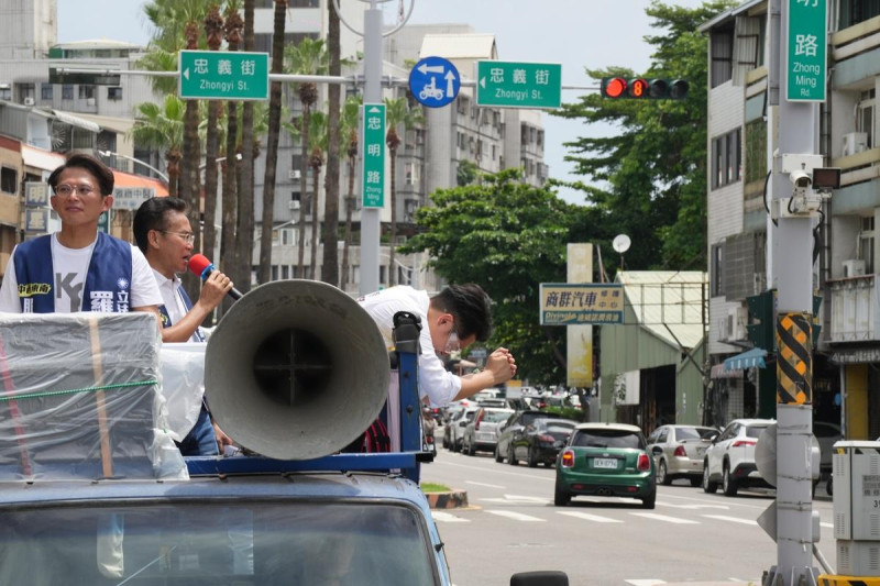 黃國昌陪同羅廷瑋車掃，羅廷瑋以招牌的90度鞠躬向選民請託。   圖：羅廷瑋服務處/提供