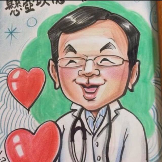 周佳正重視家庭，臉書放懸壺自畫像與全家福，病友回憶他總把美食帶回家分享，如今成為遺憾回憶。   圖：翻攝自周佳正　臉書