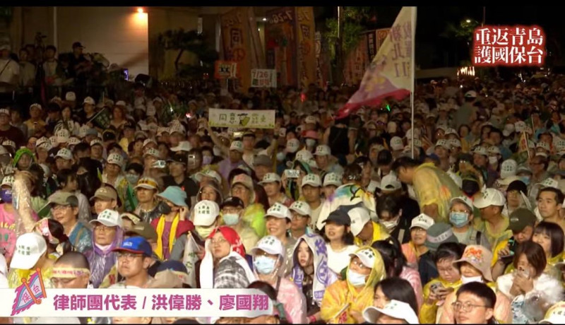 超過萬名青鳥重返青島東路 「護國保台晚會」現場人氣強強滾。 圖:護國大遶境提供