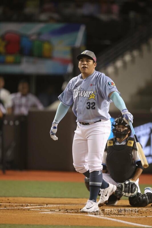 中華職棒中信兄弟野手曾頌恩（前）連2年參加明星賽全壘打大賽，19日預賽敲出11轟、晉級決賽，他認為勁敵是隊友王政順，也開玩笑說，王政順預賽只敲8轟，可能是吃便當節奏有點受影響。中央社記者張新偉攝　114年7月19日   