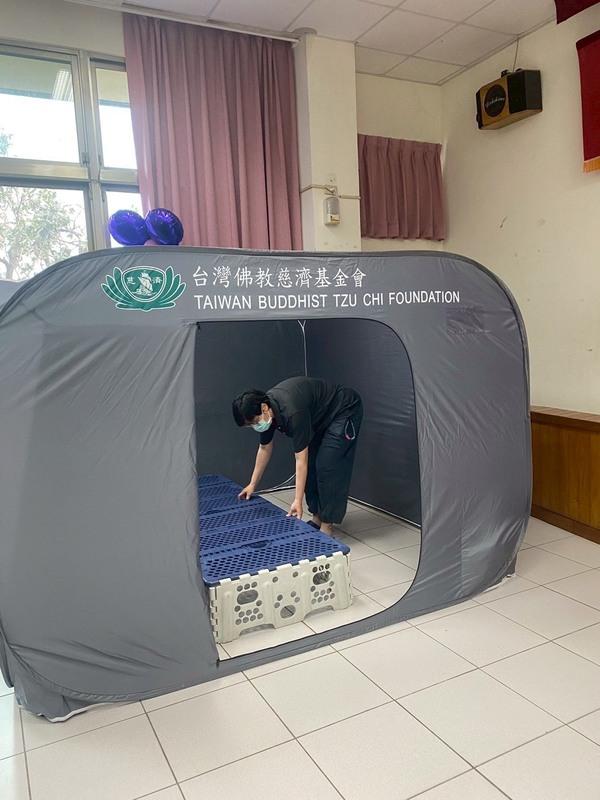 民政局與各區公所會持續保持緊密聯繫，面對本次薇帕颱風的威脅，各區公所皆已完成轄內避難收容處所整備，民眾如有避難需要，區公所可隨時進行疏散撤離並協助收容安置，民政團隊將落實24小時全天候防災，全力守護市民生命財產安全。   圖：台南市政府提供