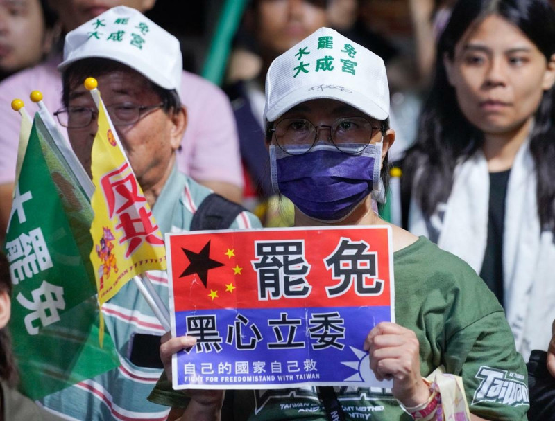 超過萬名青鳥重返青島東路　「護國保台晚會」現場人氣強強滾。   圖:張良一/攝