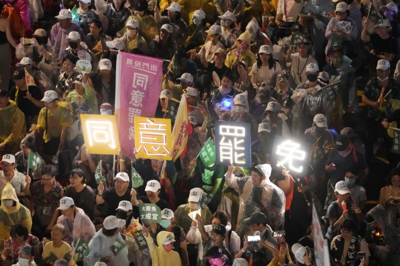 超過萬名青鳥重返青島東路　「護國保台晚會」現場人氣強強滾。   圖:張良一/攝