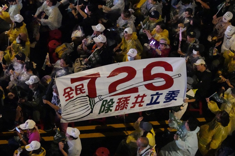 超過萬名青鳥重返青島東路　「護國保台晚會」現場人氣強強滾。   圖:張良一/攝