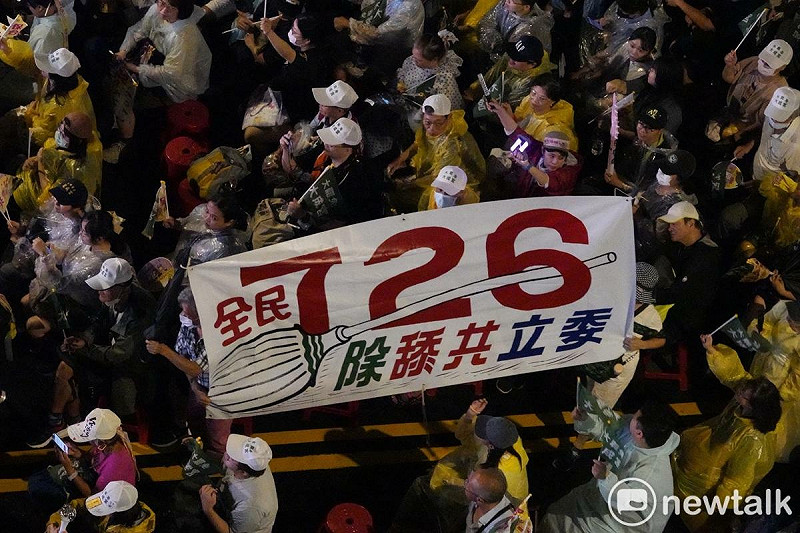 超過萬名青鳥重返青島東路　「護國保台晚會」現場人氣強強滾。   圖:張良一/攝