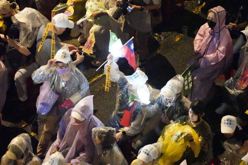 超過萬名青鳥重返青島東路　「護國保台晚會」現場人氣強強滾。   圖:張良一/攝