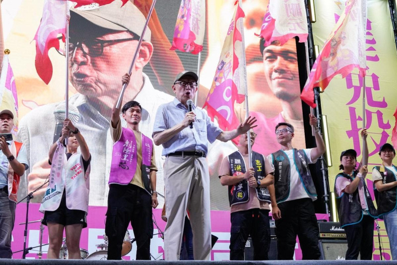 罷團黃金週造勢活動，曹興誠上台助講。   圖:張良一/攝
