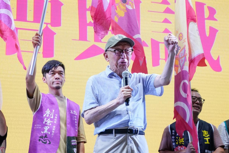 罷團今(19)晚在立法院旁舉行造勢晚會，壓軸演講的聯電創辦人曹興誠一度哽咽說，他要感謝這些年輕志工，「讓我有機會參與這個活動，讓我在人生的晚年能夠走過這一段具有無比意義的歷程」。   圖:張良一/攝