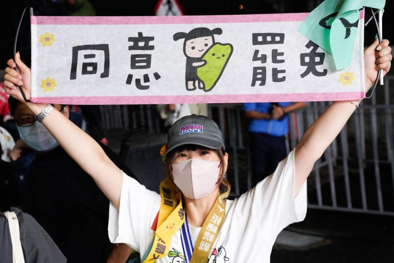 支持者高舉「同意罷免」手牌，氣氛高昂、旗海飄揚。   圖:張良一/攝