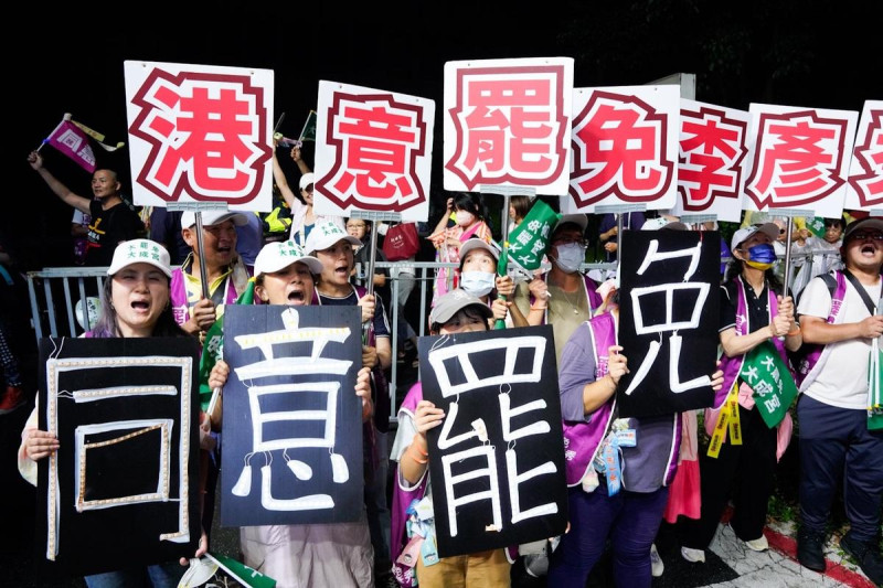 支持者高舉「同意罷免」手牌，氣氛高昂、旗海飄揚。   圖:張良一/攝