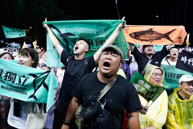 反共護台志工聯盟19日晚間在立法院旁舉行「重返青島–護國保台晚會」，現場湧入大量支持罷免的人潮。   圖:張良一/攝