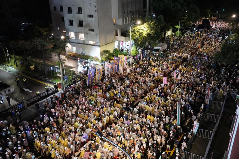 濟南路與青島東路交會處擠滿挺罷民眾，晚會尚未開場，現場已萬頭鑽動。   圖:張良一/攝