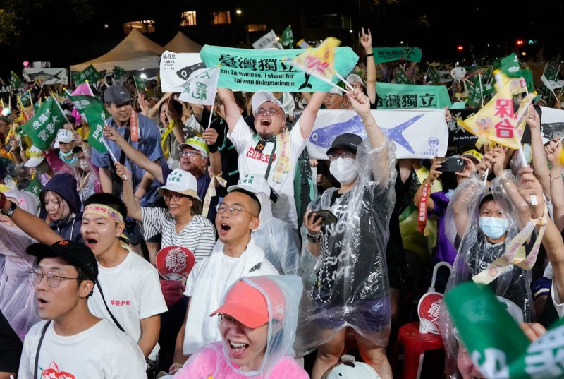反共護台志工聯盟19日晚間在立法院旁舉行「重返青島–護國保台晚會」，現場湧入大量支持罷免的人潮。   圖:張良一/攝