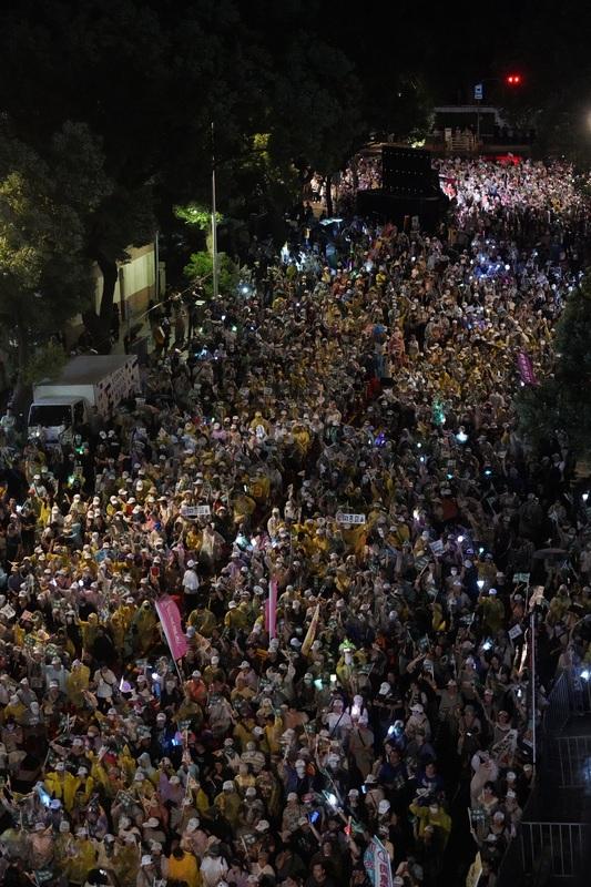 反共護台志工聯盟19日晚間在立法院外濟南路側舉行「重返青島–護國保台晚會」，為26日將登場的罷免投票宣傳造勢，晚間現場湧入大量人潮表達支持。   圖:張良一/攝