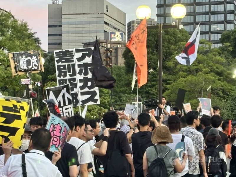 日本參議院大選20日投開票，各政黨19日在選前之夜總動員。近來氣勢如虹的參政黨在芝公園集結，現場聚集約2萬人。不過，由於參政黨的極右立場，現場也湧入不少抗議群眾，高舉「參政黨OUT」、「拒絕參政黨納粹」等標語。中央社記者戴雅真東京攝 114年7月20日   圖：中央社提供