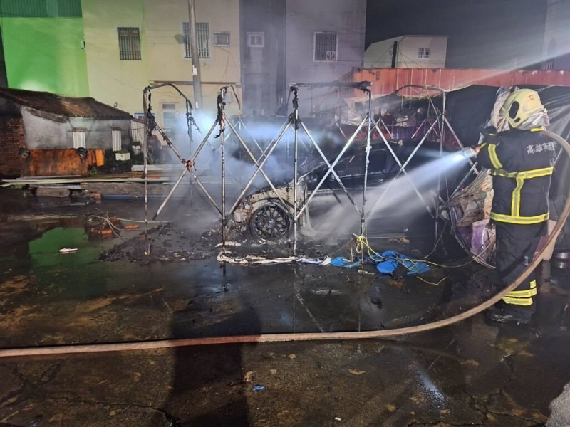 高雄阿蓮區一處臨時車棚20日凌晨起火，一輛汽車的車頭、車內裝潢及活動車棚遭焚毀，幸無人員受傷受困，經警方追查，逮捕涉嫌持瓦斯噴槍燒車的30歲陳姓男子，詢後依公共危險罪嫌移送偵辦。（高雄市警察局湖內分局提供）中央社記者張已亷傳真　114年7月20日   