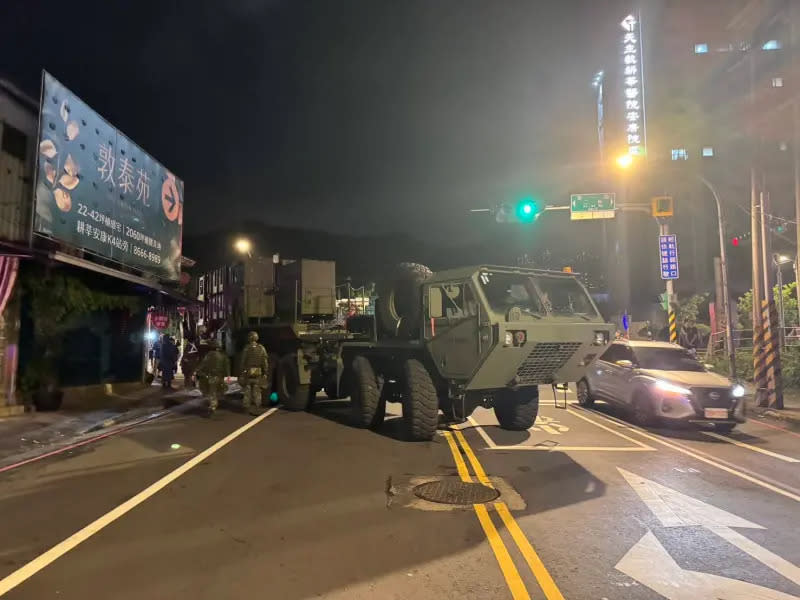 漢光41號軍演,愛國者飛彈車轉彎時不慎,一度卡到店家遮雨棚。 圖:民眾提供 漢光41號軍演,愛國者飛彈車轉彎時不慎,一度卡到店家遮雨棚。 圖:民眾提供