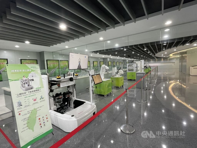 台灣AI機器人產業大聯盟將於22日舉行成立大會，台灣廠商力拚關鍵供應鏈角色。圖為上銀台中總部展示機器人應用方案一隅。中央社記者鍾榮峰攝  114年7月20日   