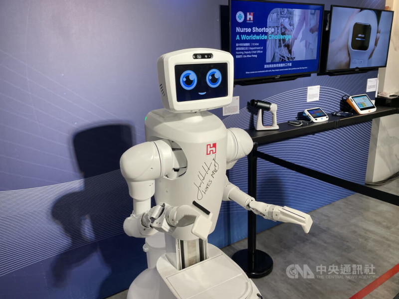 輝達（NVIDIA）看好人形機器人發展前景，台廠包括鴻海集團等，與輝達合作布局機器人自動化軟硬體整合方案。圖為鴻海自力開發的AI護理機器人Nurabot。中央社記者鍾榮峰攝  114年7月20日   