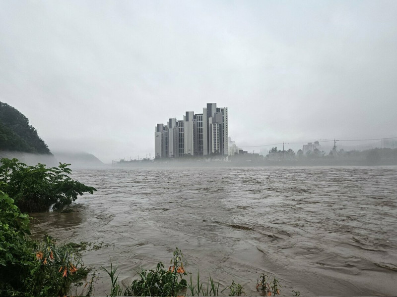 南韓近日遭遇罕見極端暴雨侵襲，全境多地災情頻傳。圖為民眾拍攝加平溪水暴漲。   圖：翻攝自 X