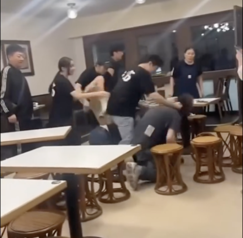 一家宵夜餐廳凌晨發生鬥毆事件。 圖:翻攝自 Mr.柯學先生 影片截圖