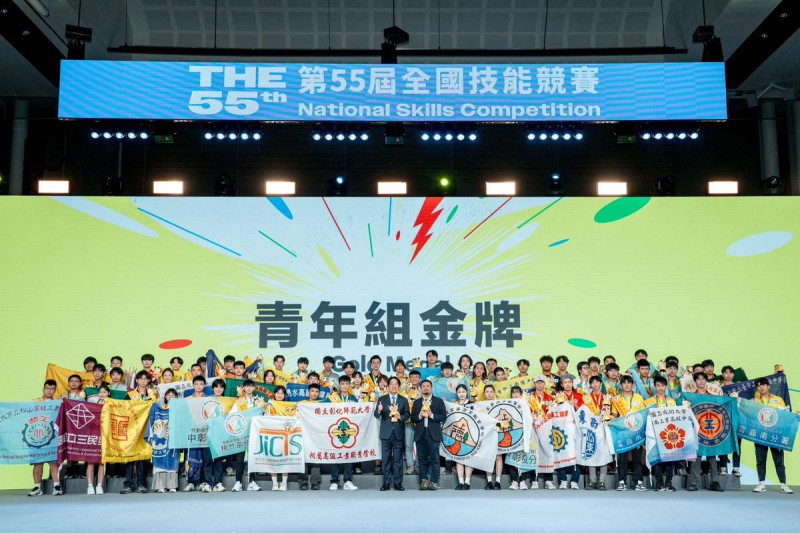 總統賴清德、勞動部部長洪申翰與全國賽青年組金牌選手合影。 圖:來源/勞動部