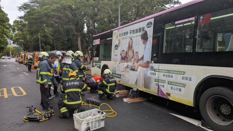 台北市愛國西路附近19日發生行人遭公車撞擊死亡事故，部桃乳房外科醫師周佳正走在行穿線時，遭轉彎公車撞擊，送醫搶救不治。（翻攝畫面）   