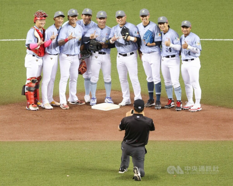 中華職棒明星賽20日進行第2戰，由TEAM TAIWAN隊先守備，賽前場上9人合影留念，由裁判掌鏡。中央社記者張新偉攝　114年7月20日   