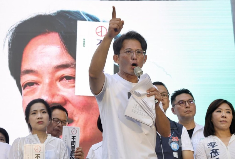 民眾黨20日下午在民進黨中央黨部前舉辦「民主起義 反罷要贏 台灣要贏」造勢活動，民眾黨主席黃國昌（前）表示，守住台灣的民主就是守住下一代共同的未來，呼籲支持者7月26日站出來不同意罷免。   圖:中央社提供
