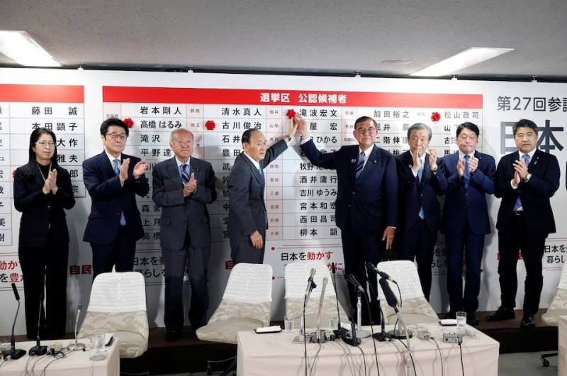 日本首相石破茂（右4）20日在自民黨競選總部觀看開票情況。（共同社）   