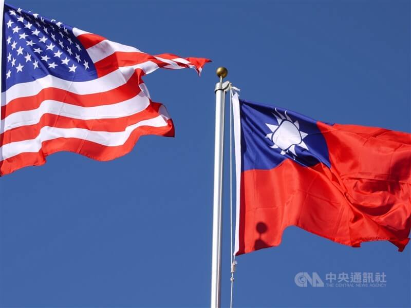 圖為美國國旗（左）與中華民國國旗。（中央社檔案照片）   圖：中央社提供