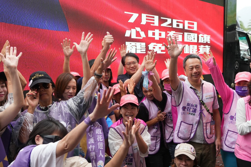 罷免團體推出「心中有國旗，罷免傅崐萁」。   圖：微光花蓮提供