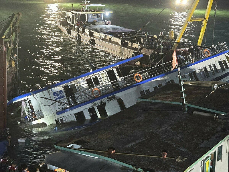 越南下龍灣19日發生嚴重船難，倖存者爆料當時乘客已要求返航卻遭船員拒絕，最終釀成悲劇。   圖：取自新華社