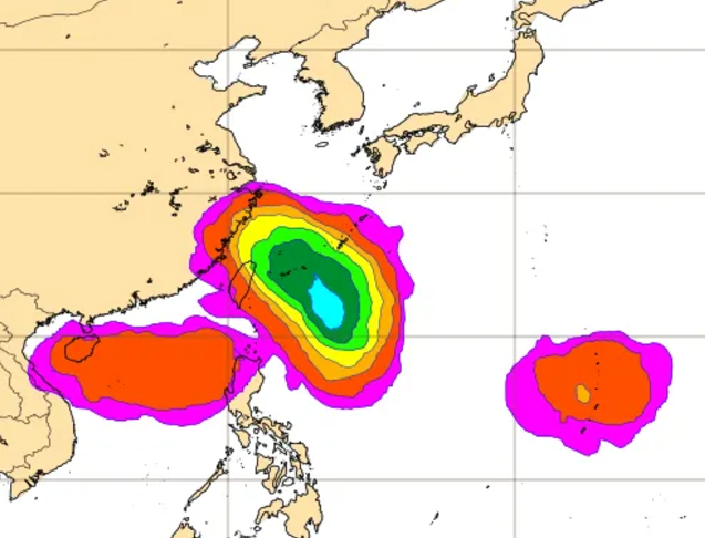 根據最新歐洲模式指出，「熱帶系統」有2種預估路徑，25日20時在台灣東側海面北轉的機率最高為70％，北台灣被侵襲的機率則降至30％左右。   圖：取自歐洲系集模式(ECMWF)