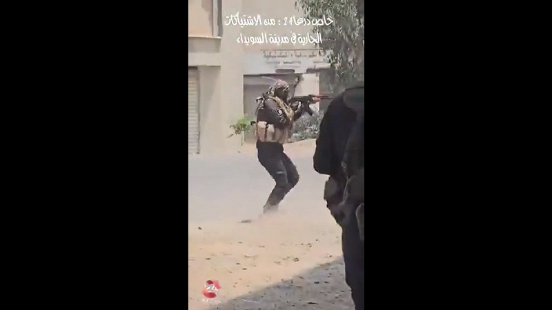敘利亞南部的蘇韋達省近期爆發激烈武裝衝突,許多穆斯林武裝份子也前往當地協助敘利亞政府對抗德魯茲人,甚至有配戴著 ISIS 臂章的武裝份子加入衝突之中。 圖:擷取自 @Israelwaronhama X 分享影片