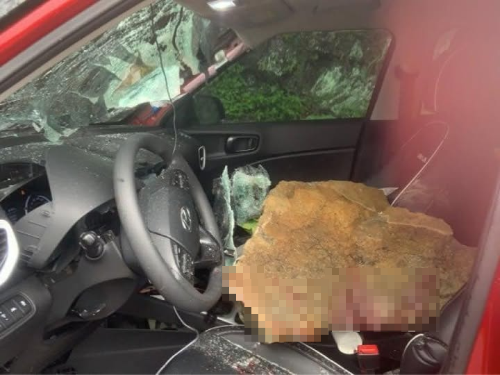 蘇花公路落石砸中車輛，造成車內2人受傷。   圖：民眾提供