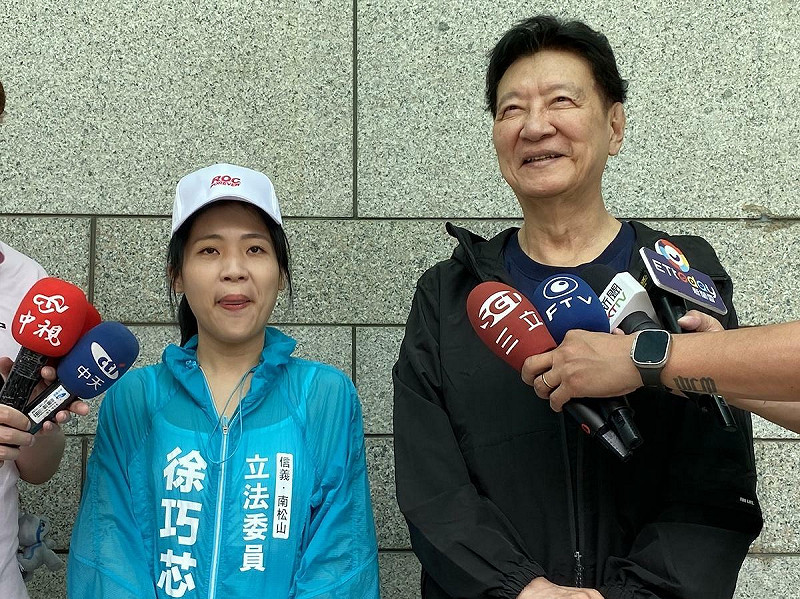 國民黨立委徐巧芯21日上午在趙少康陪同下進行車掃，並接受媒體訪問。   圖：林朝億/攝