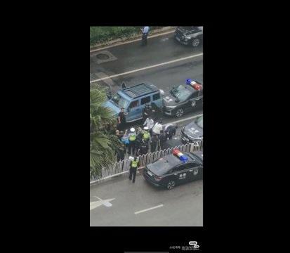 雲南省昆明市 20 日發生一起嚴重的車禍事故,大量民眾遭刻意撞擊,駕駛則直接被警方擊斃。 圖:翻攝自 @whyyoutouzhele X 帳號
