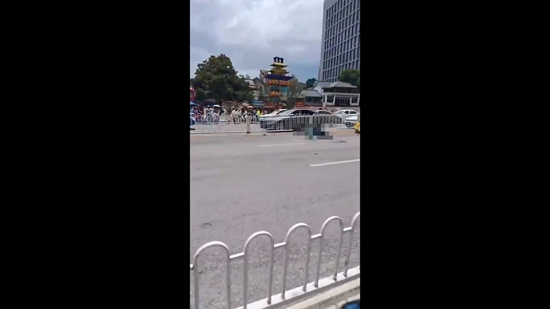 面對嚴重的獻忠事件,中國官方直接封鎖了相關消息的流通,甚至大肆報導美國的車禍事件,試圖模糊輿論焦點。 圖:擷取自 @whyyoutouzhele X 分享影片