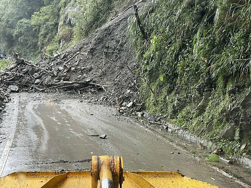 受到薇帕颱風外圍環流連日降雨影響，中橫公路花蓮縣境台8線豁然亭路段又發生邊坡坍方落石。   圖：公路局／提供