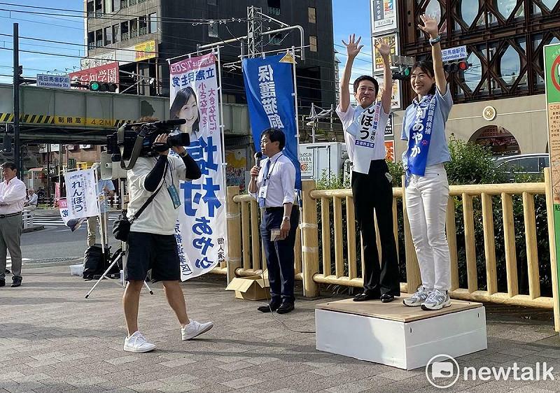  台灣女兒蓮舫與塩村文夏是立憲民主黨兩大明星，雙雙當選，但塩村在東京選區居然贏的相當辛苦，是吊車尾上榜，顯見既有政黨非常吃力。 圖：劉黎兒攝 