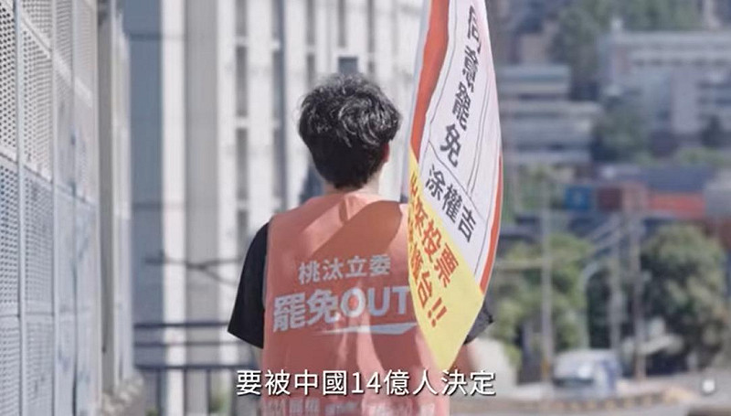片中道出小人物的心聲：為什麼台灣人的性命，要如館長所說的由中國14億人決定？為什麼藍白立委要讓台灣的健保、國軍、政府都變得更脆弱？為什麼藍白立委不給海巡買船，卻拼命保障叛將的退休金？   圖：截自「Taiwan Action」影片