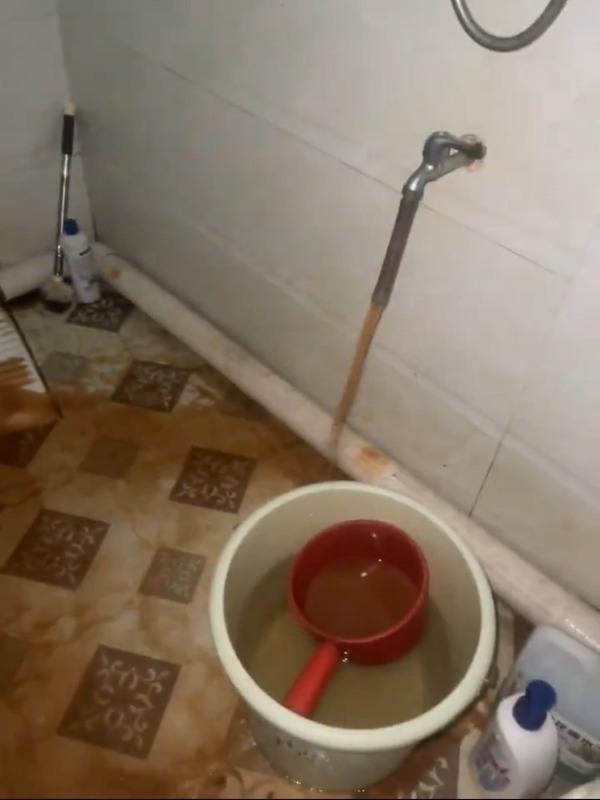 中國近日頻傳水質汙染事件,圖為廣西賓陽的咖啡色自來水。 圖:擷取自網路影片