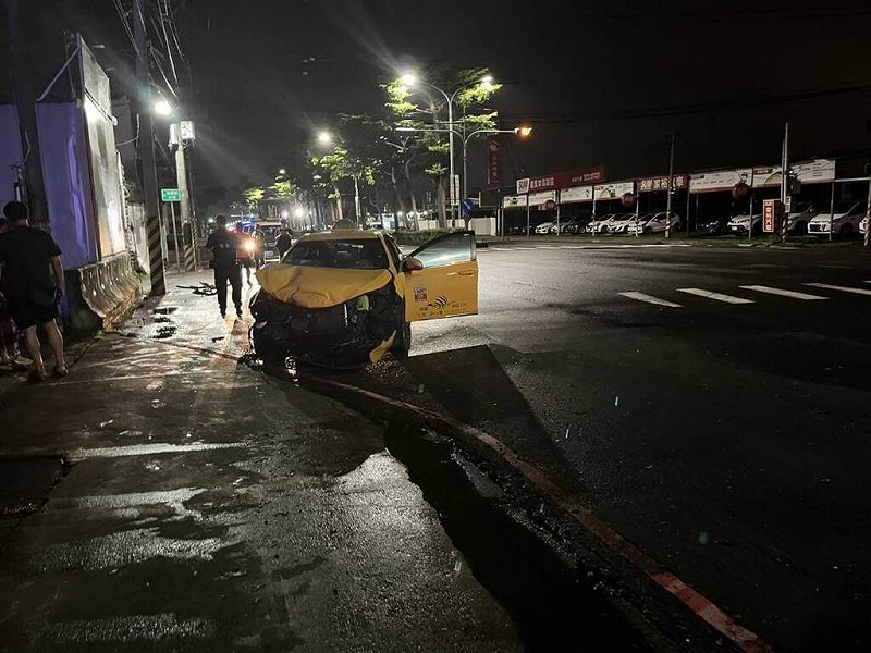 34歲鄭姓男子涉嫌21日凌晨酒後開車，行經高雄市鳳山區路口時，與45歲楊姓計程車駕駛發生擦撞，接著再撞擊一間鐵皮屋，事故沒有造成人員受傷受困，經檢測，鄭男酒測值為0.45mg/L，詢後依公共危險等罪嫌移送。（高雄市警察局鳳山分局提供）中央社記者張已亷傳真　114年7月21日   